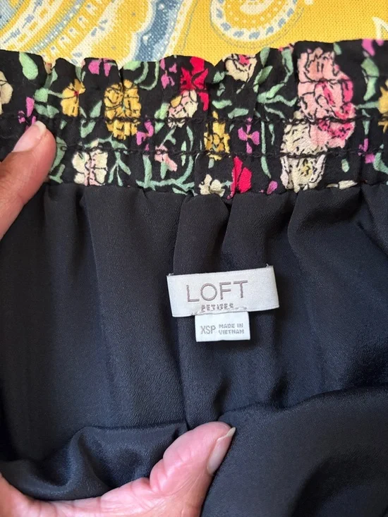 LOFT Black fully lined Floral Skirt with pockets - Picture 2 of 8